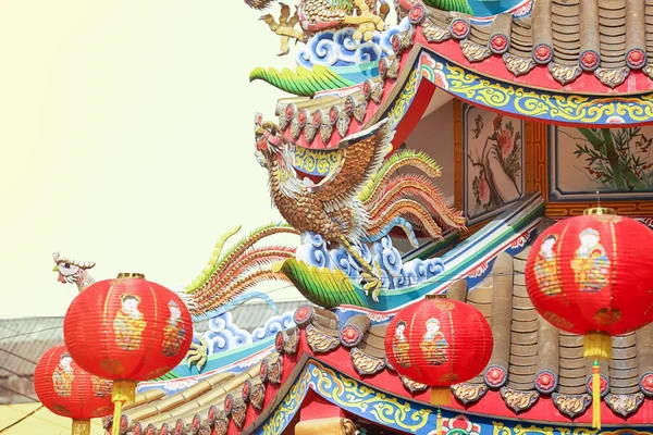 Chinese phoenix op dak van de tempel — Stockfoto