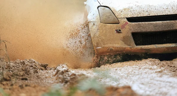 Rally de coches en carretera fangosa — Foto de Stock