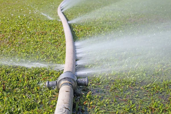 Perdite d'acqua da un foro in un tubo — Foto Stock