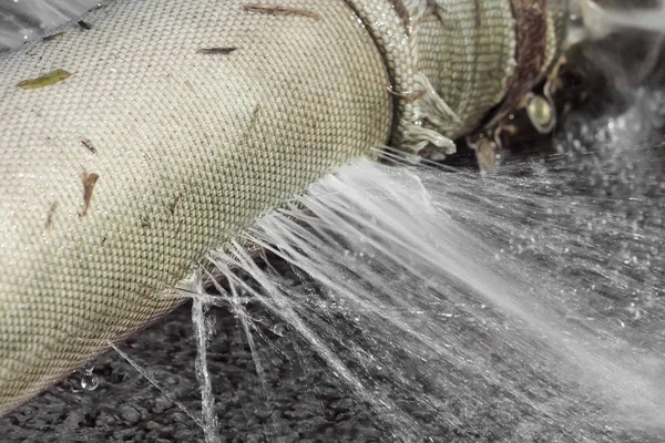 su hortumu deliğe gelen sızıntı