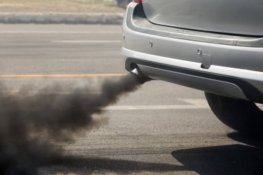 Araç egzoz borusu yolda hava kirliliği