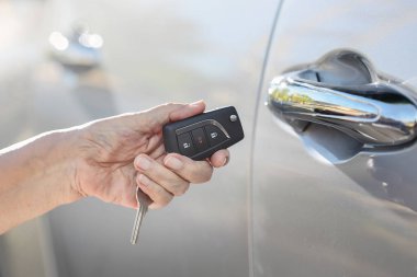 Yaşlı kadın el açın arabada anahtar araba alarm sistemleri