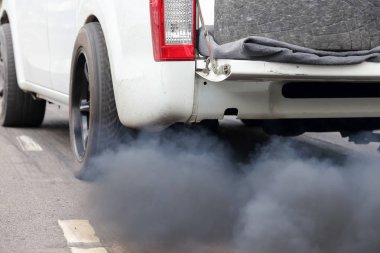 Araç egzoz borusu yolda hava kirliliği