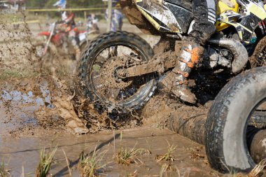 İki motoru Enduro Bisiklet çamurlu yolda inme