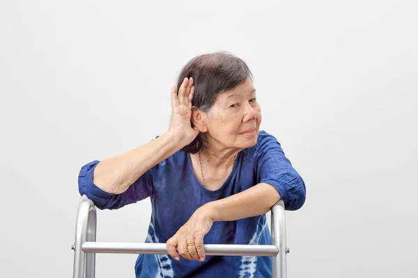Ασιάτισσα ηλικιωμένη γυναίκα απώλεια ακοής, βαρηκοΐα — Φωτογραφία Αρχείου
