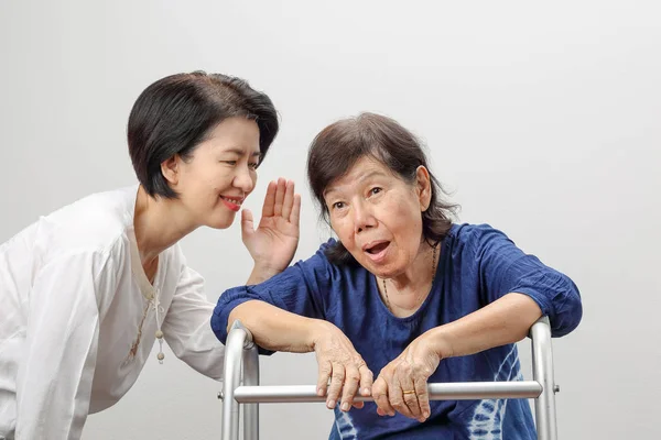 Aziatisch senioren vrouw gehoorverlies, hardhorend — Stockfoto