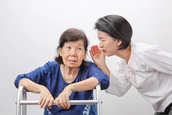 亚洲老年妇女听力丧失，重听 — 图库照片