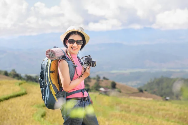 Žena relaxační cestování na horách a těší na čas — Stock fotografie