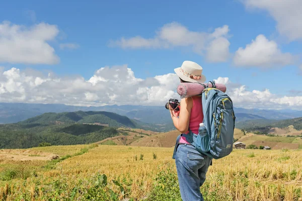 Mulher relaxante viajar nas montanhas e desfrutar no tempo — Fotografia de Stock