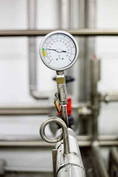 Manómetro en tubo inoxidable en la máquina de producción de leche —  Fotos de Stock