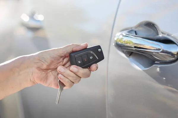 Yaşlı kadın el açın arabada anahtar araba alarm sistemleri — Stok fotoğraf