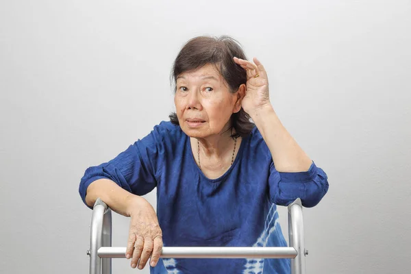 Aziatisch senioren vrouw gehoorverlies, hardhorend — Stockfoto