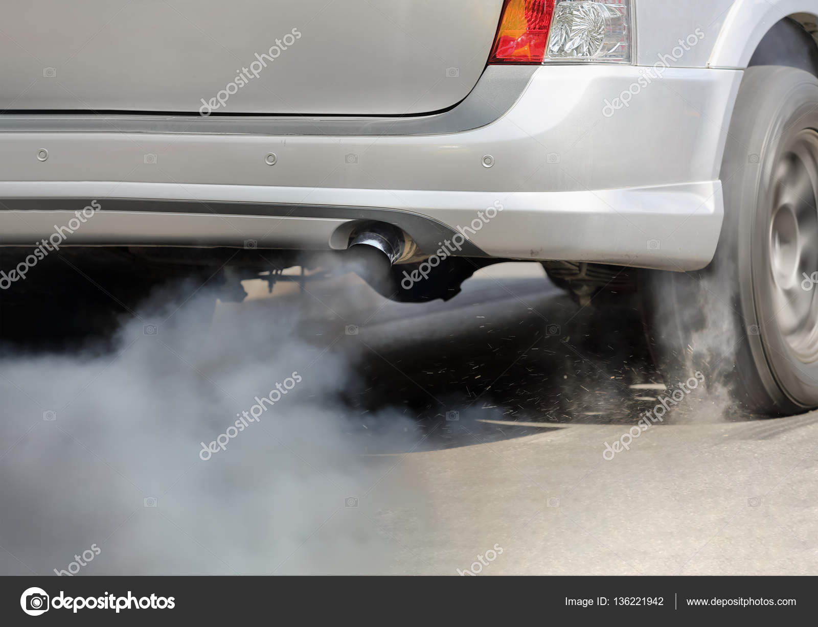 сизый дым из выхлопной трубы дизельного двигателя. выхлоп машины. белый дым из выхлопной трубы бензинового двигателя на холодную. выхлопы автомобилей. парит машина из выхлопной.