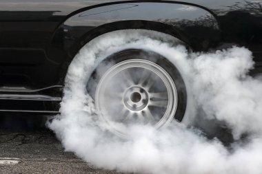 Drag racing araba yarışı için hazırlık kauçuk, lastik kapalı yakar