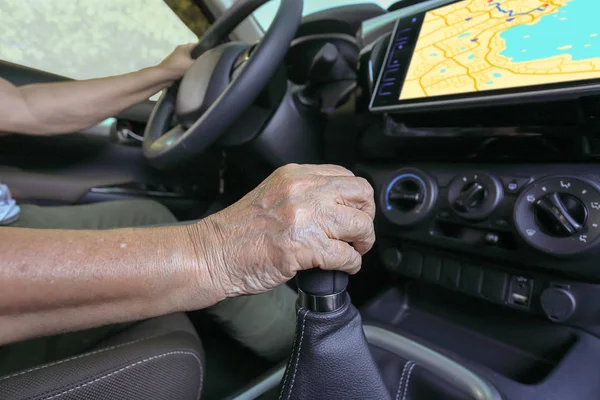 Ältere Frau benutzt GPS-Navigationssystem im Auto — Stockfoto