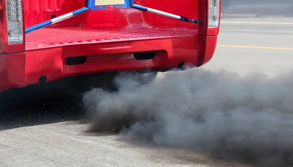Poluição do ar pelo tubo de escape do veículo na estrada — Fotografia de Stock