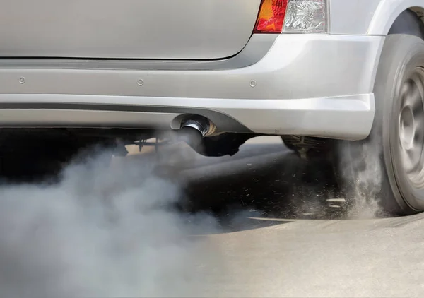 Luchtverontreiniging door emissies van de uitlaatpijp voertuig onderweg — Stockfoto