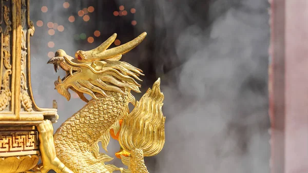 Tapınak altın ejderha heykel — Stok fotoğraf