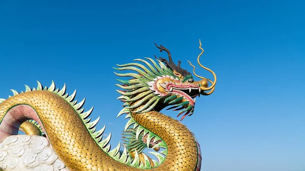 Dragon chinois avec ciel bleu — Photo