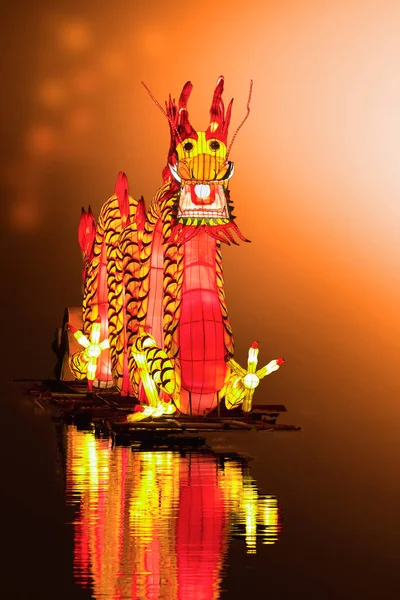 Chinese Dragon Lantern in pond — Stock Photo, Image