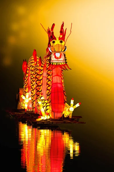 Chinese Dragon Lantern in pond — Stock Photo, Image