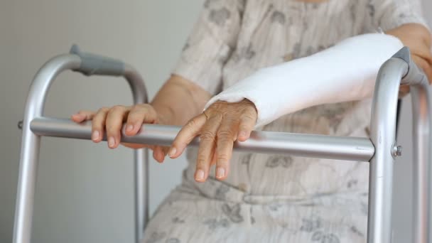 Senior kobiety złamanego nadgarstka za pomocą walker — Wideo stockowe