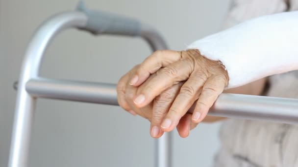 Senior woman broken wrist using walker — Stock Video