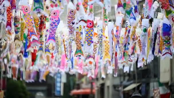 Färgglada karpstreamers eller "Koinobori (på japanska)" i Kawagoe, Saitama Japan — Stockvideo