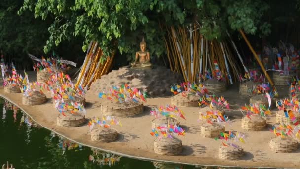 Sonkran festival, náboženství vlajky připnul na písku pagoda, Chiangmai, Thajsko. — Stock video