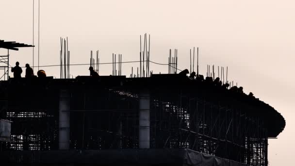 Arbeiter stellte Betonschimmel auf Baustelle auf, Zeitraffer. — Stockvideo