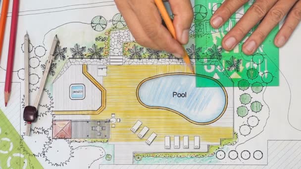 Paisaje arquitecto diseña plan de patio trasero con piscina para villa de lujo . — Vídeo de stock