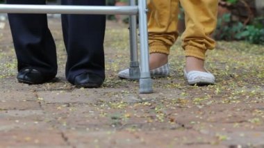 kadın kıdemli bir walker caregiver Park ile kullanma.