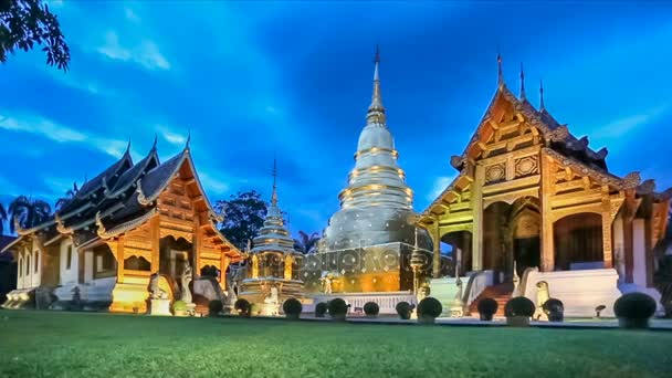 Wat Phra Singh templo famoso lugar en Chiangmai Tailandia . — Vídeo de stock