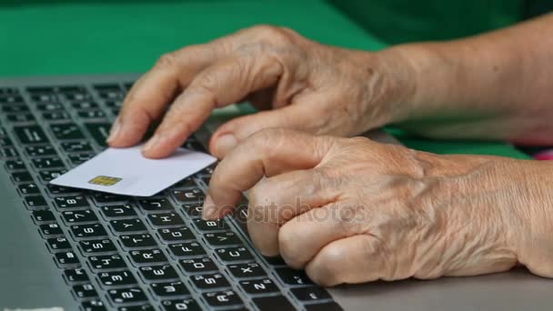 Personne âgée utilisant une carte de crédit pour faire des achats en ligne . — Video
