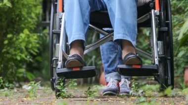 Yaşlı kadın caregiver ile yürüyüş tekerlekli sandalyede doz düşük bölümü