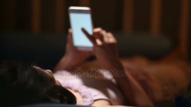 Gece körlüğü müşteri adayına, cep telefonu kullanarak