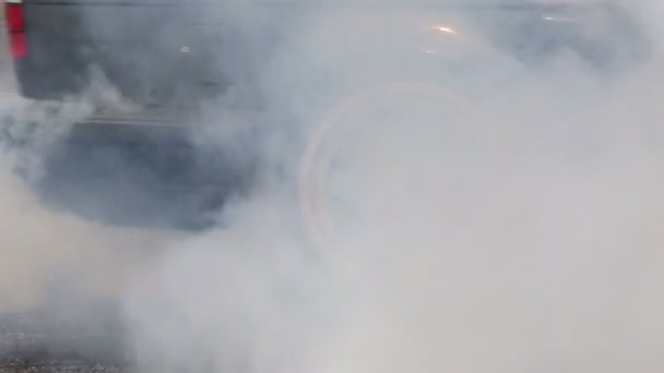 Drag racing car burns rubber off its tire for the race — Stock Video
