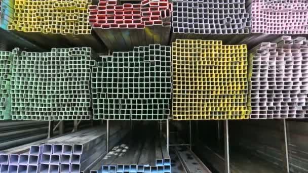 Stålrör och stål balk och bygg material på hyllan i lager — Stockvideo