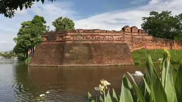 Chiang Mai gracht en oude muur, Thailand. — Stockvideo