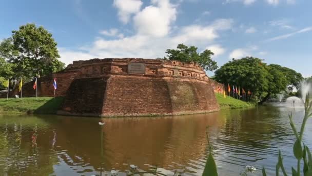 Chiang mai graben und alte mauer, thailand. — Stockvideo