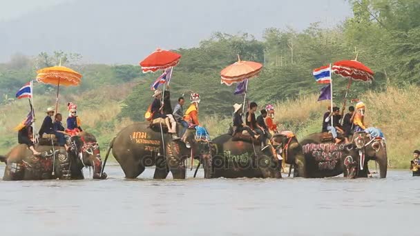 Фестиваль Сонгкран, Сукхотай, Таиланд . — стоковое видео
