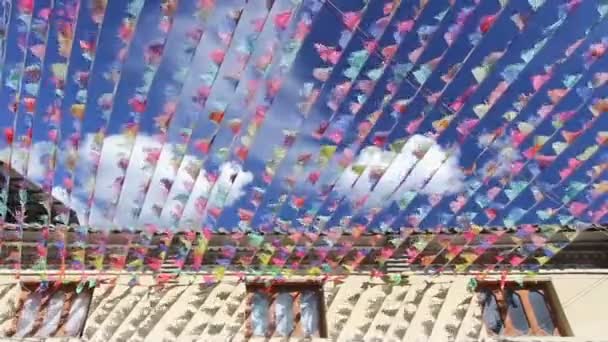 Banderas budistas tibetanas de oración ondeando en el viento, Shangri-La, China — Vídeo de stock