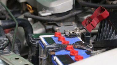 Pil bağlantı kablosu ile araba başlangıç motoru. (kaydedilen ses)