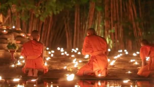 Asalha Bucha den, Chiangmai, Thajsko. — Stock video