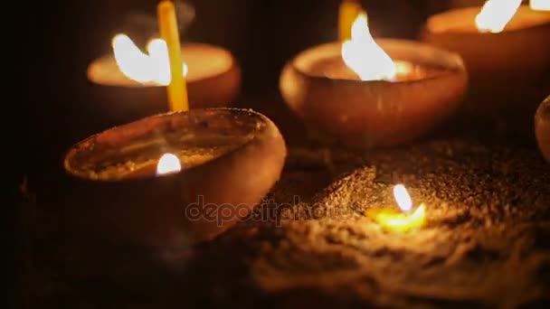 Bougies asiatiques dans la cérémonie religieuse, tir à droite poupée — Video