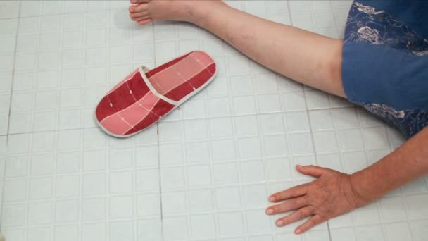 Oudere vrouw vallen in de badkamer omdat gladde oppervlakken — Stockvideo