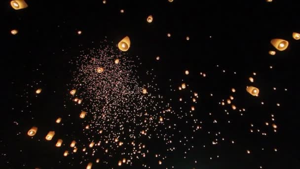 Linternas asiáticas flotantes sin costura en Chiang Mai, Tailandia — Vídeo de stock