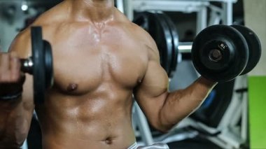 Adam egzersiz halter salonunda ile