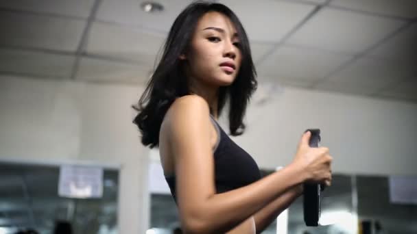 Asijské žena cvičení s činkami v posilovně — Stock video
