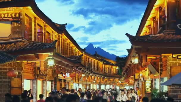 Altstadt von Lijiang am Abend mit krähendem Touristen. — Stockvideo